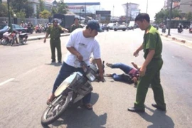 Bị phát giác, tên trộm tát vào mặt, kéo lê nạn nhân trên đường