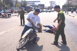 Bị phát giác, tên trộm tát vào mặt, kéo lê nạn nhân trên đường