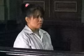 Một phụ nữ Campuchia vận chuyển gần 5kg ma túy thoát án tử nhờ có con nhỏ