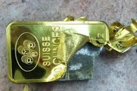 Chủ tiệm vàng đưa vàng giả cho người làm đi cầm