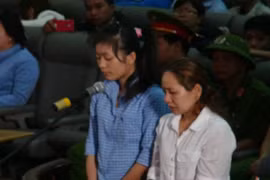 Hai bảo mẫu hành hạ dã man trẻ cùng lĩnh án 3 năm tù