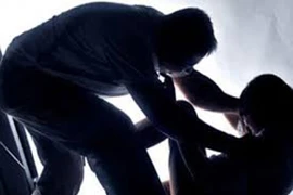 Chuốc rượu cho người cha say mềm ở quán, về nhà hãm hiếp con 