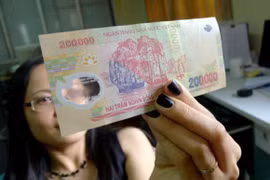 Cặp nam nữ lạ mặt và những tờ 200.000đ đáng ngờ