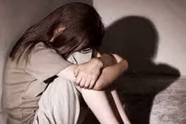 Vị khách quen hãm hiếp nữ tiếp viên ngay tại quán cà phê