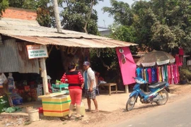 Ngồi chơi nhà trưởng công an xã, hai mẹ con trúng “bom xăng”