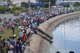 Đang tìm kiếm bé 7 tuổi trượt chân xuống kênh mất tích