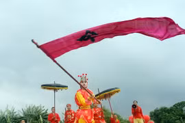 Độc đáo lễ hội tưởng nhớ "cậu bé lớn nhanh như thổi"