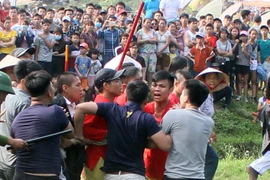 Trăm người giành giật manh chiếu rách để lấy "lộc" ở Hội Gióng