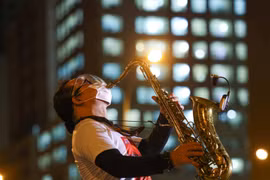  Nghệ sĩ saxophone Trần Mạnh Tuấn bị đột quỵ 