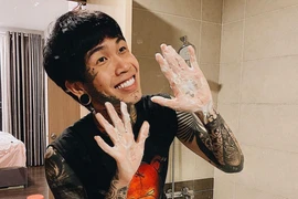 Rapper Dế Choắt ở nhà tự làm MV “Cô Vi đi xa”