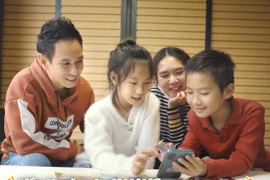 Vợ chồng Lý Hải ra MV nói về việc học "online"