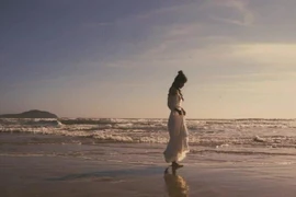 Khánh Thi gây “sốt” với ca khúc hát về “thanh xuân”