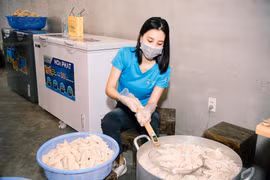 Hình ảnh xúc động của Hoa hậu Tiểu Vy giữa “tâm” dịch Covid-19