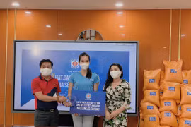 Á hậu Phương Anh góp 3 tấn gạo tặng người nghèo