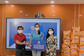 Á hậu Phương Anh góp 3 tấn gạo tặng người nghèo