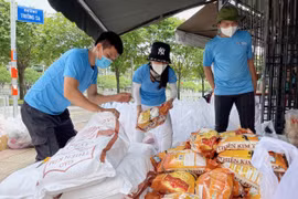 Dàn người đẹp "chi viện" lương thực cho người lao động nghèo tại TP.HCM