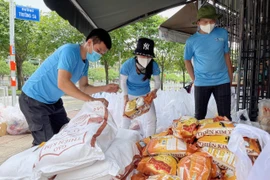 Dàn người đẹp "chi viện" lương thực cho người lao động nghèo tại TP.HCM