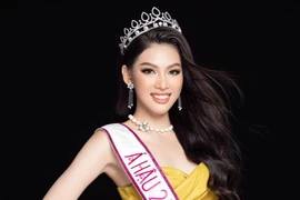 Đại diện Việt Nam mặc trang phục “chim bồ câu” dự thi quốc tế 