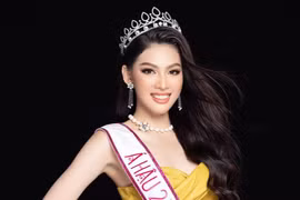 Đại diện Việt Nam mặc trang phục “chim bồ câu” dự thi quốc tế 