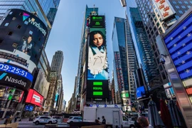 Hình ảnh con gái út của ca sĩ Mỹ Linh xuất hiện ở quảng trường Thời Đại