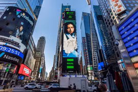 Hình ảnh con gái út của ca sĩ Mỹ Linh xuất hiện ở quảng trường Thời Đại