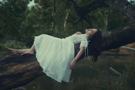 Nữ ca sĩ Việt được hãng Universal ký độc quyền tung MV mới