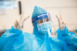 Hoa hậu Tiểu Vy làm tình nguyện viên hỗ trợ người dân tiêm vaccine chống Covid-19