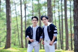 Đan Trường bị “soi” mặc áo đôi với đàn em cùng giới, quản lý nói gì?