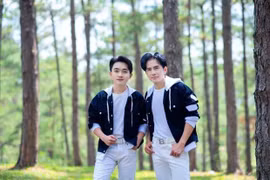 Đan Trường bị “soi” mặc áo đôi với đàn em cùng giới, quản lý nói gì?
