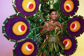 Kim Duyên mặc trang phục bánh tét trình diễn tại “Miss Universe 2021”