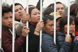 Hết vé, người hâm mộ vẫn xếp hàng chờ 