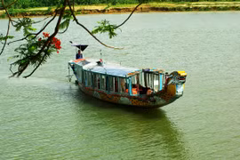 Một chiều xuôi dòng Hương Giang