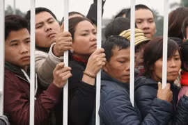 Hết vé, người hâm mộ vẫn xếp hàng chờ 