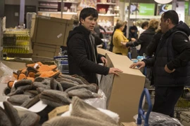 Đồng rúp rớt giá, người Nga “sốt” ngoại tệ