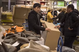 Đồng rúp rớt giá, người Nga “sốt” ngoại tệ