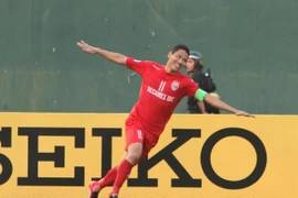 Công Vinh khiến Anh Đức suýt mất bàn thắng vào lưới Jiangsu Suning