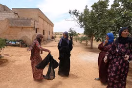 Phụ nữ Syria phấn khích cởi bỏ "niqab" sau khi ngôi làng được giải phóng khỏi IS