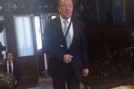 Ngoại trưởng Nga Lavrov bị thương ở tay khi chơi bóng đá