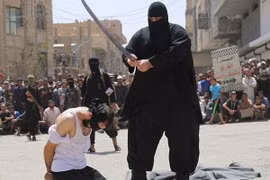 Quân đội Syria bắt sống đao phủ IS khét tiếng, biệt danh "xe ủi"