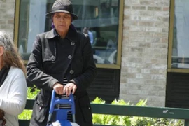 Anh: 'Quan hệ' với 'phi công' trong công viên, bà lão 79 tuổi bị bắt