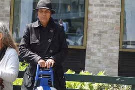 Anh: 'Quan hệ' với 'phi công' trong công viên, bà lão 79 tuổi bị bắt