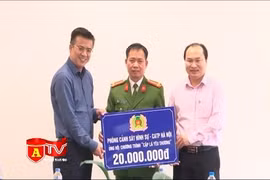 Phòng CSHS - CATP Hà Nội trao tặng 20 triệu đồng cho quỹ "Cặp lá yêu thương"