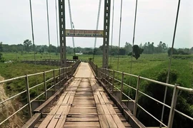 Nữ sinh lớp 12 nhảy cầu tự tử do buồn chuyện tình cảm?