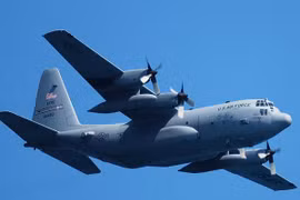 Máy bay quân sự NATO cung cấp hàng bí mật tại miền đông Ukraine