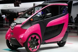Toyota i-Road hồng rực ấn tượng tại triển lãm xe Paris