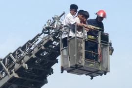 Hồi hộp theo dõi bạn được đưa từ tầng 4 lớp học xuống bằng thang cứu hộ PCCC