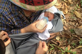 Bé trai sơ sinh bị bỏ rơi dưới gốc tre