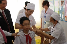 Điều chuyển công tác cán bộ y tế tiêm nhầm vaccine bằng...nước cất 