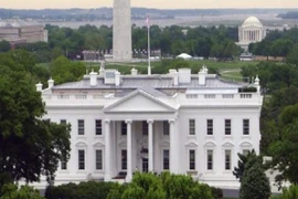 Chó nghiệp vụ tấn công kẻ lạ trèo tường rào Nhà Trắng