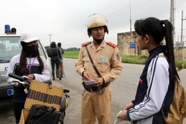 Đa số học sinh đội mũ bảo hiểm khi điều khiển xe đạp điện